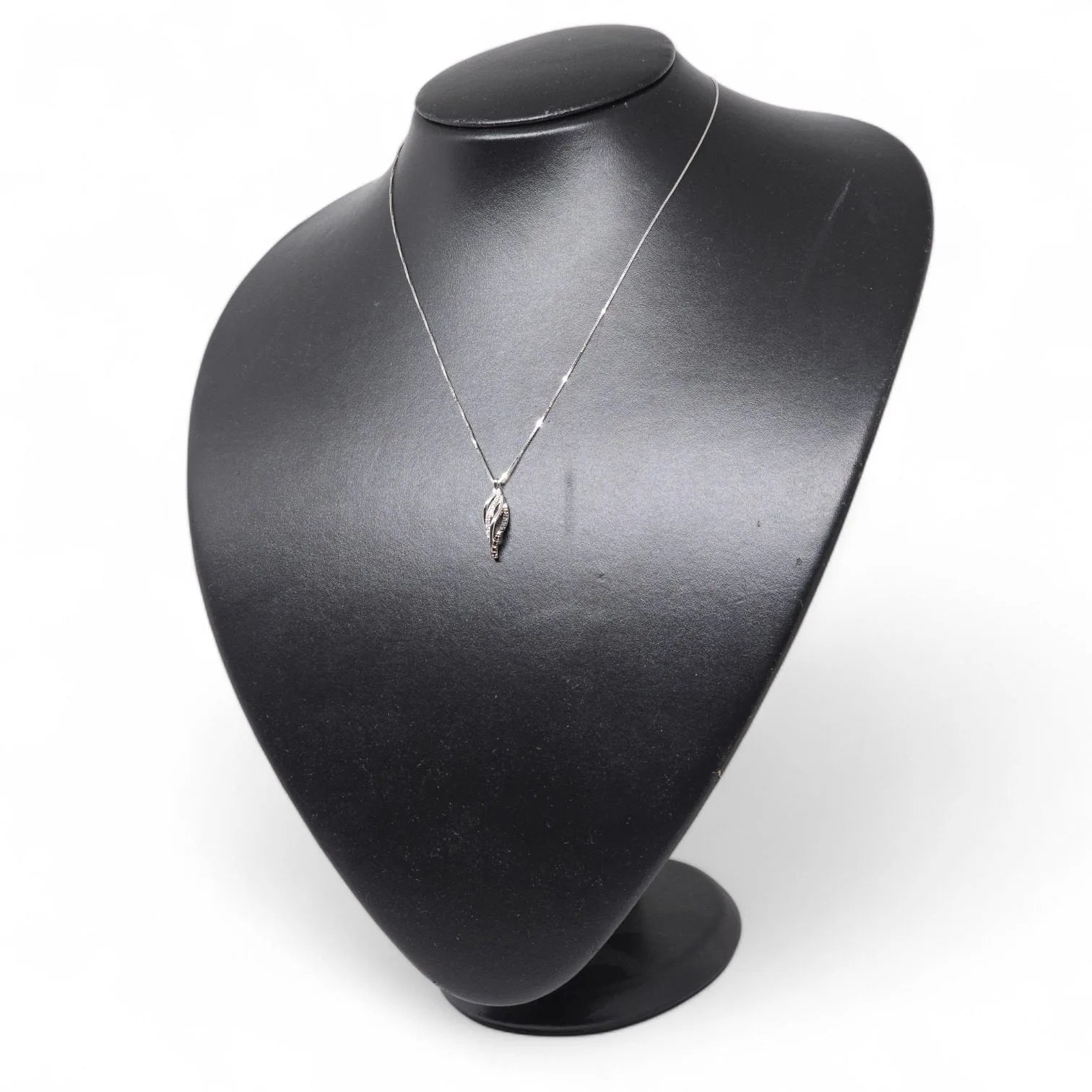 Collana in Oro Bianco con Pendente a Forma di Foglia e Diamanti Bianchi e Neri