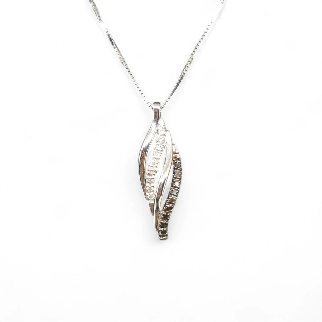 Collana in Oro Bianco con Pendente a Forma di Foglia e Diamanti Bianchi e Neri