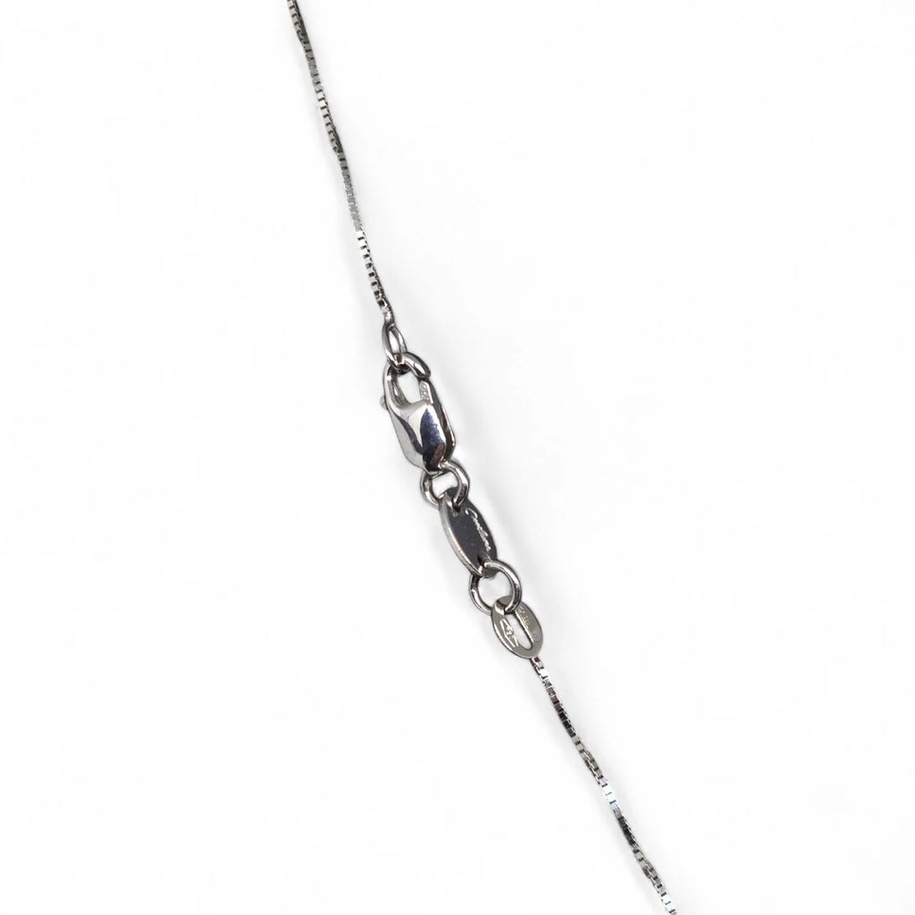 Collana in Oro Bianco con Pendente a Forma di Foglia e Diamanti Bianchi e Neri
