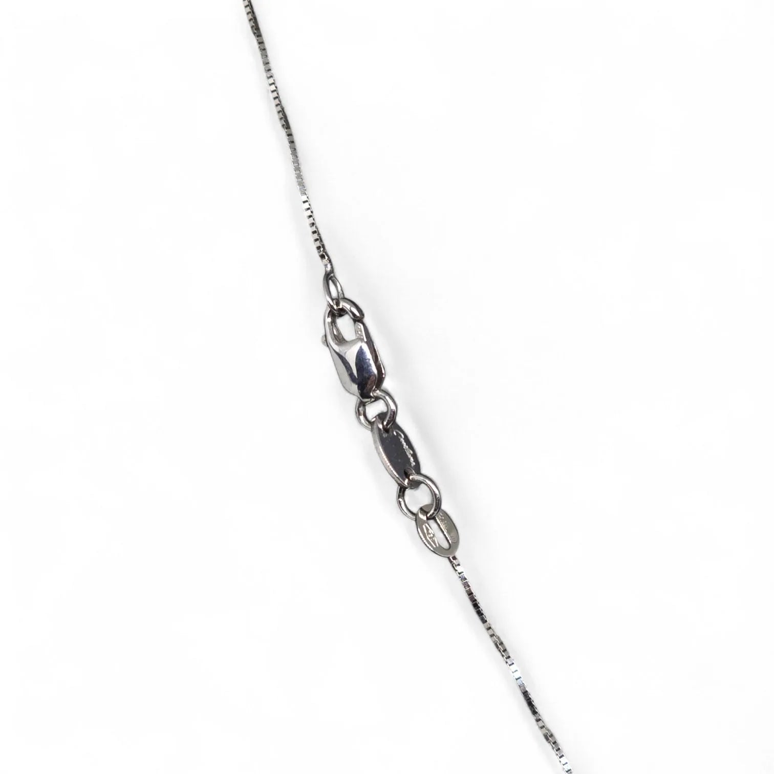 Collana in Oro Bianco con Pendente a Forma di Foglia e Diamanti Bianchi e Neri
