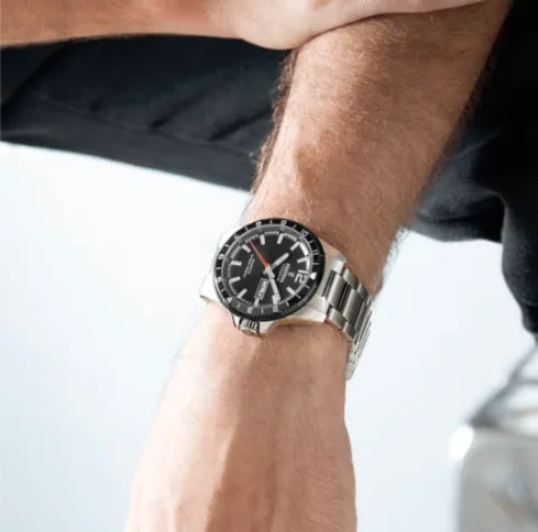 Orologio Festina F20698/4 con quadrante nero e cinturino in titanio, design moderno e funzionalità impeccabili