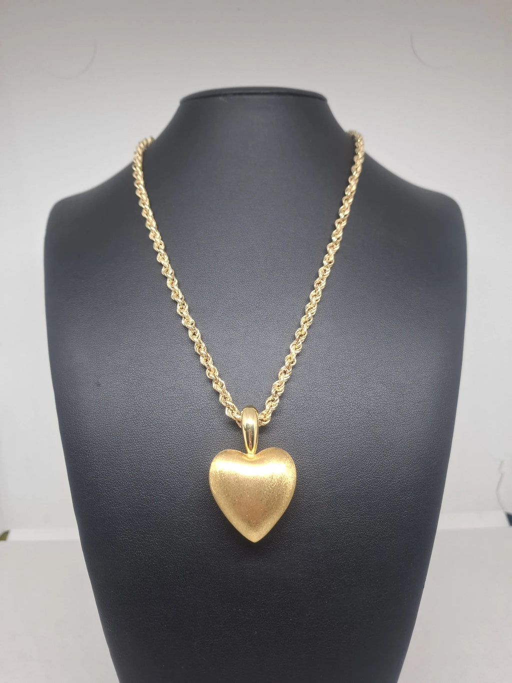 Collana in oro giallo 18 kt con cuore in oro satinato