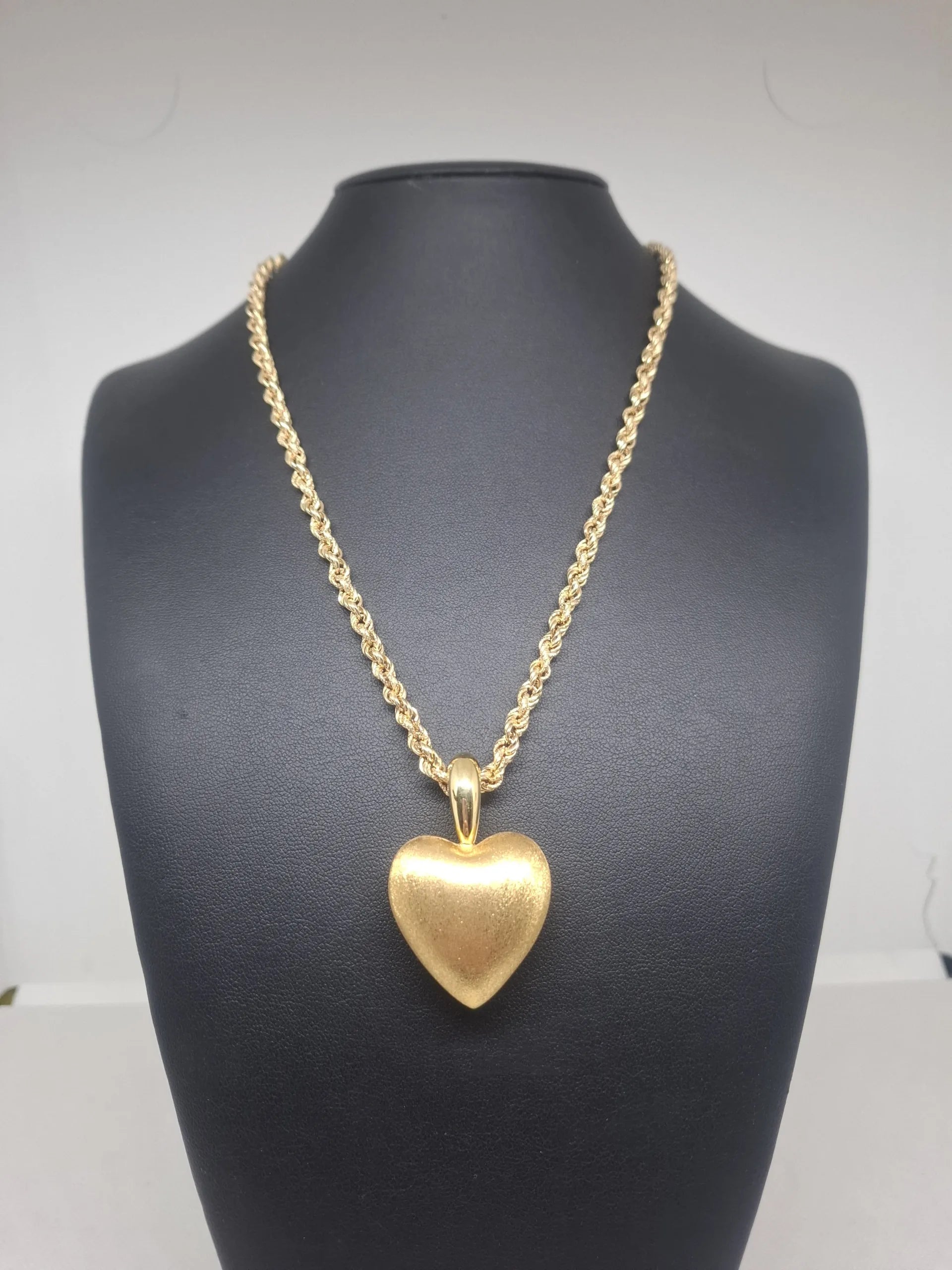 Collana in oro giallo 18 kt con cuore in oro satinato