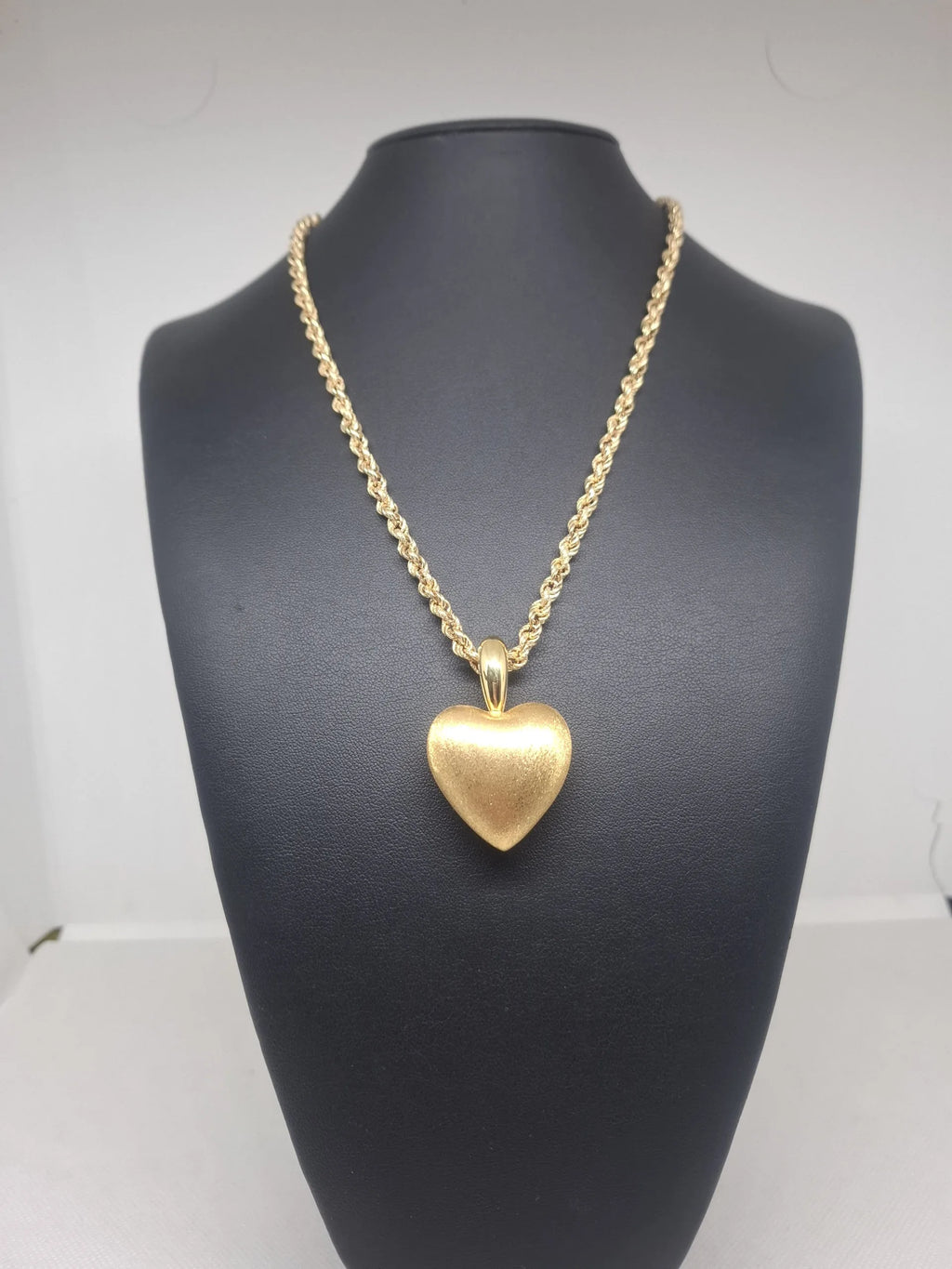 Collana in oro giallo 18 kt con cuore in oro satinato