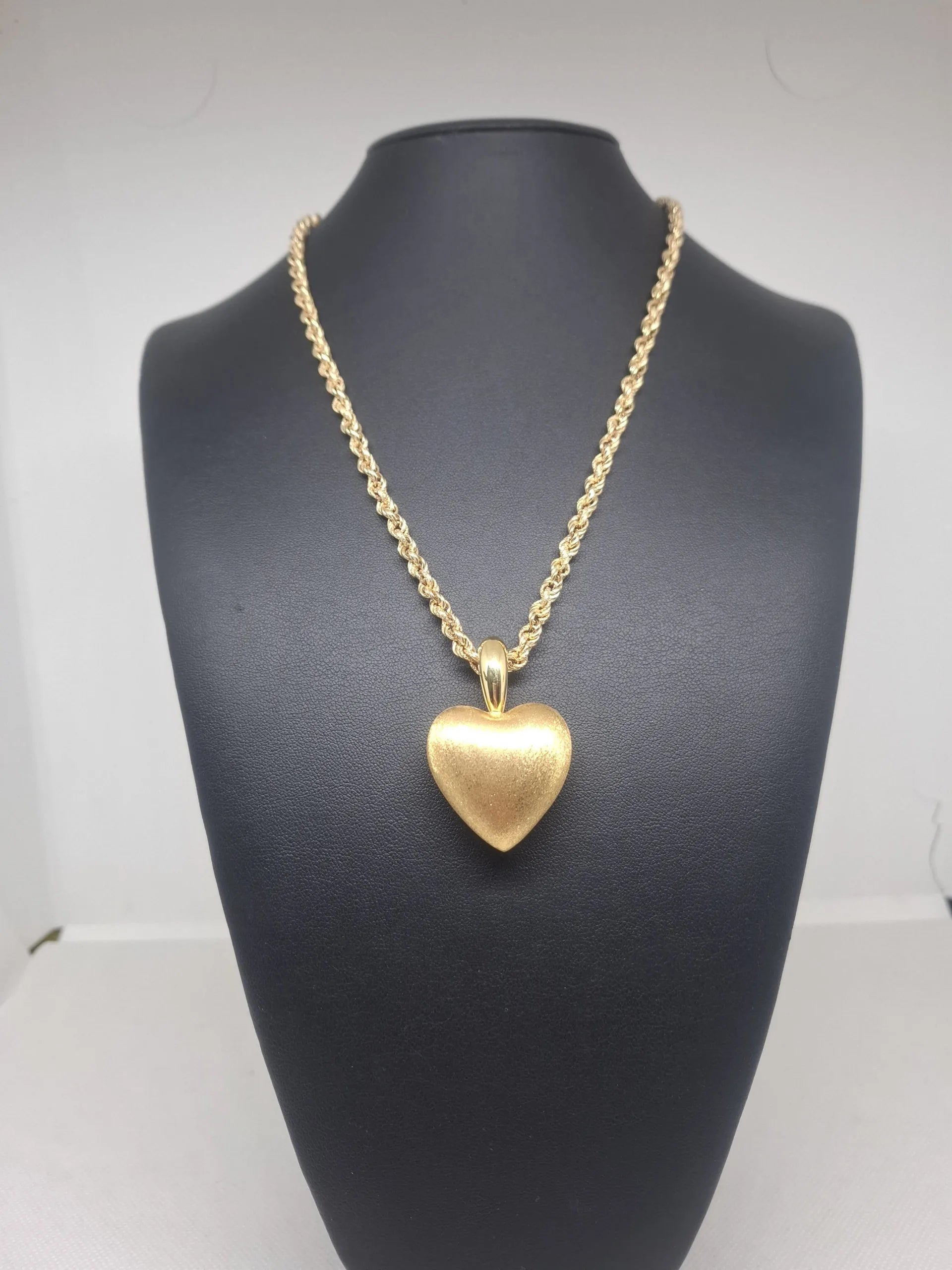 Collana in oro giallo 18 kt con cuore in oro satinato