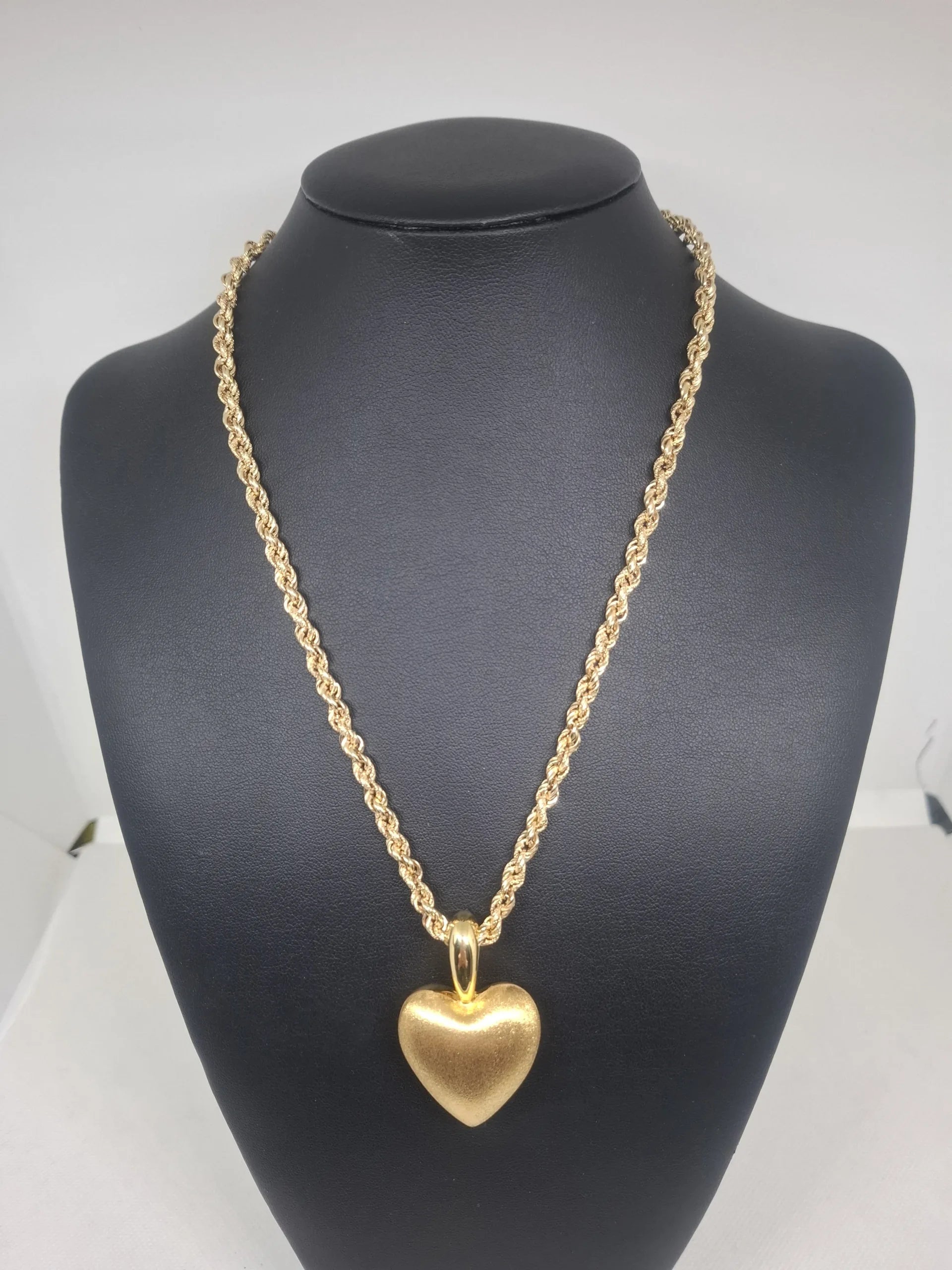 Collana in oro giallo 18 kt con cuore in oro satinato
