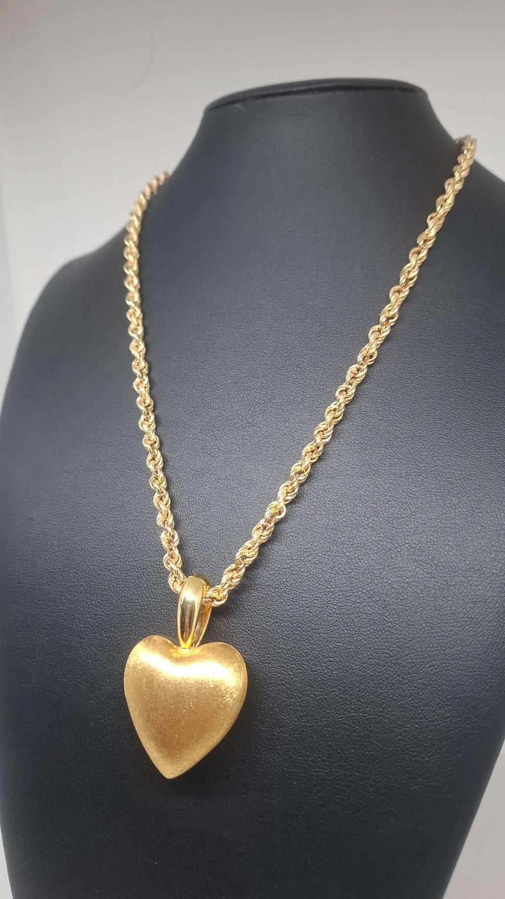 Collana in oro giallo 18 kt con cuore in oro satinato