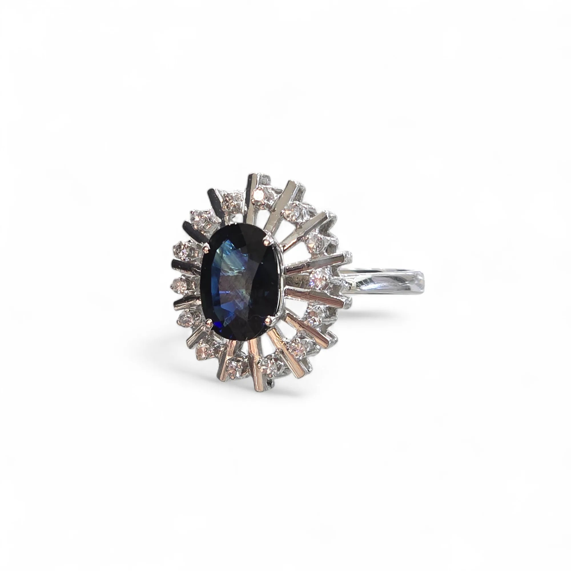 Anello donna zaffiro blu centrale e diamanti laterali in oro 18kt