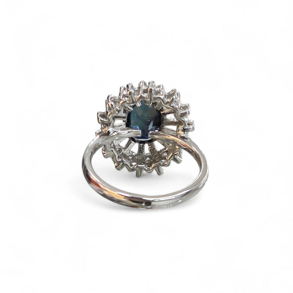 Anello donna zaffiro blu centrale e diamanti laterali in oro 18kt