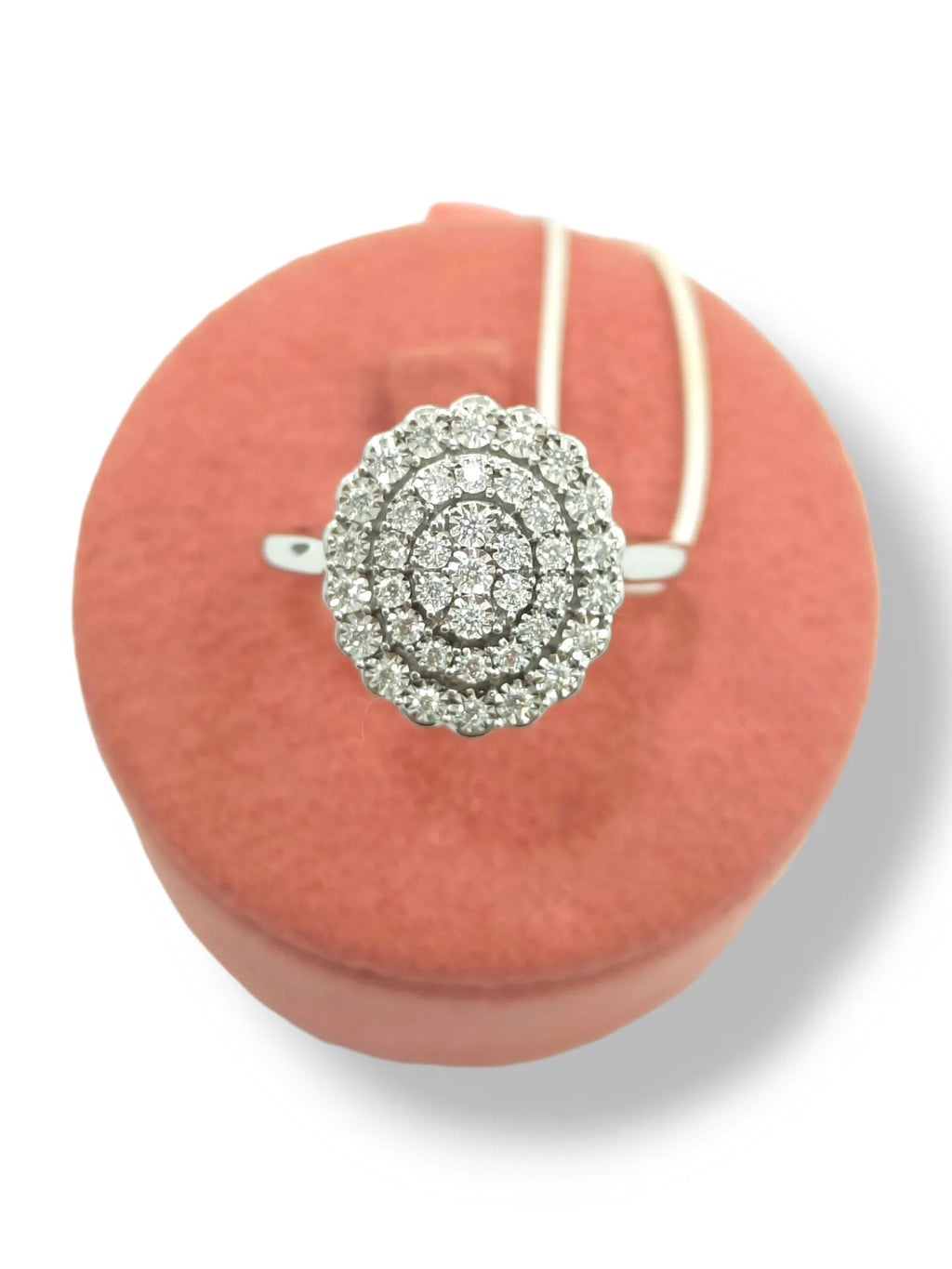 Anello donna ovale in oro bianco 18 kt con diamanti