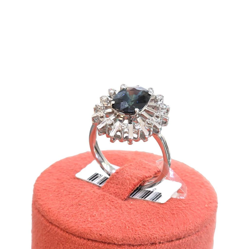 Anello donna zaffiro blu centrale e diamanti laterali in oro 18kt