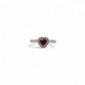 Anello iGold in Oro Bianco 9ct con Zircone Rosso a Cuore e Zirconi Bianchi
