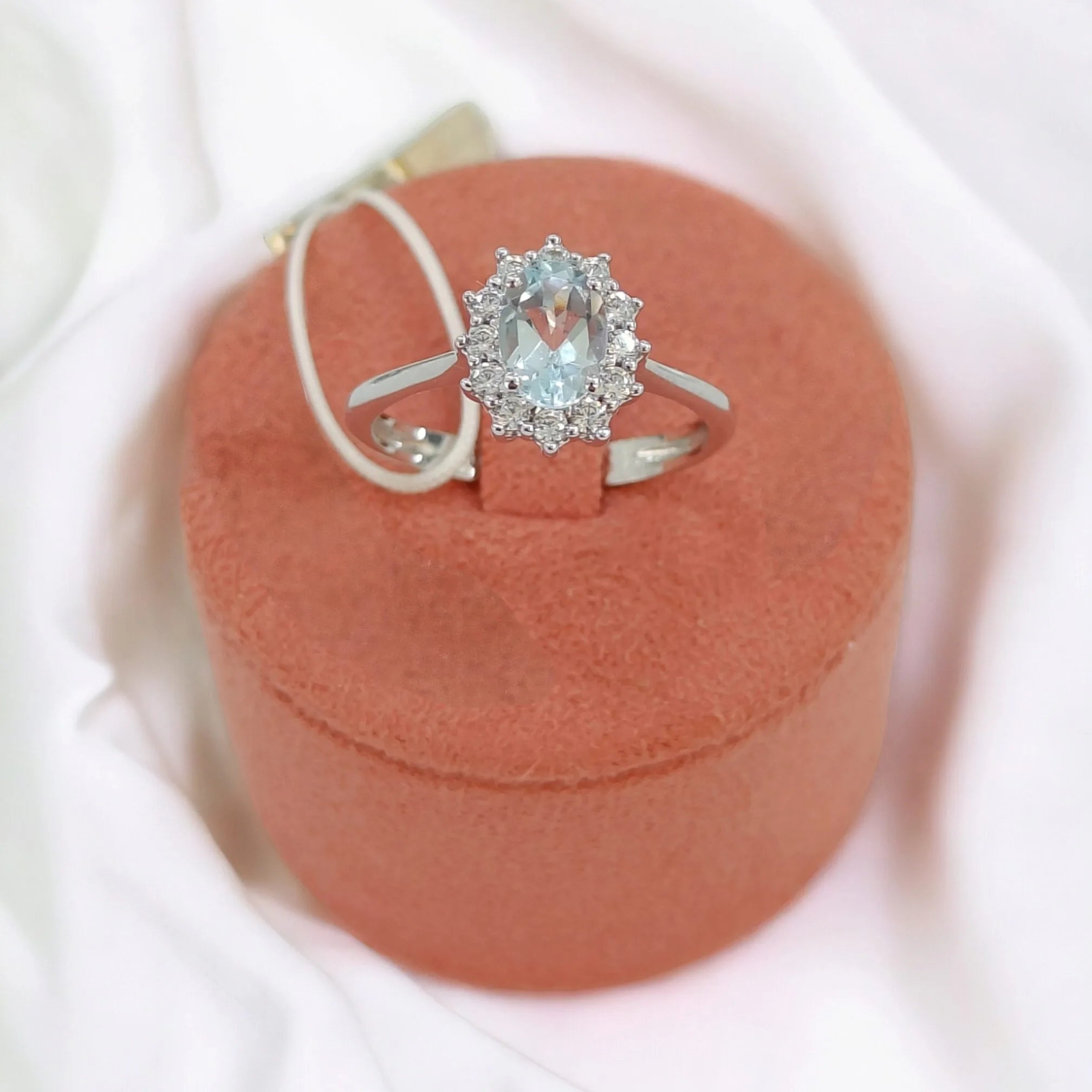 Anello donna in oro 9kt con pietra azzurra centrale e zirconi bianchi Igold