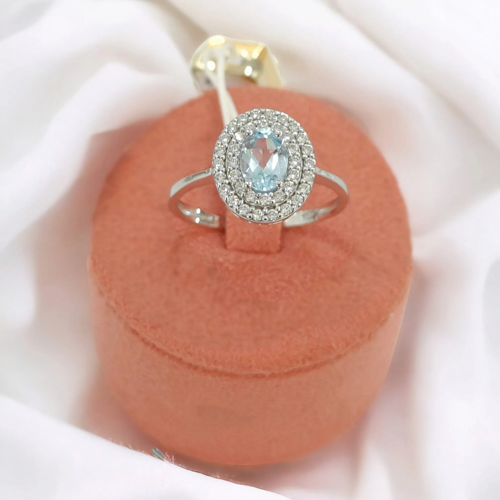 Damenring aus 9kt Weißgold mit zentralem blauem Stein und Zirkonen Igold