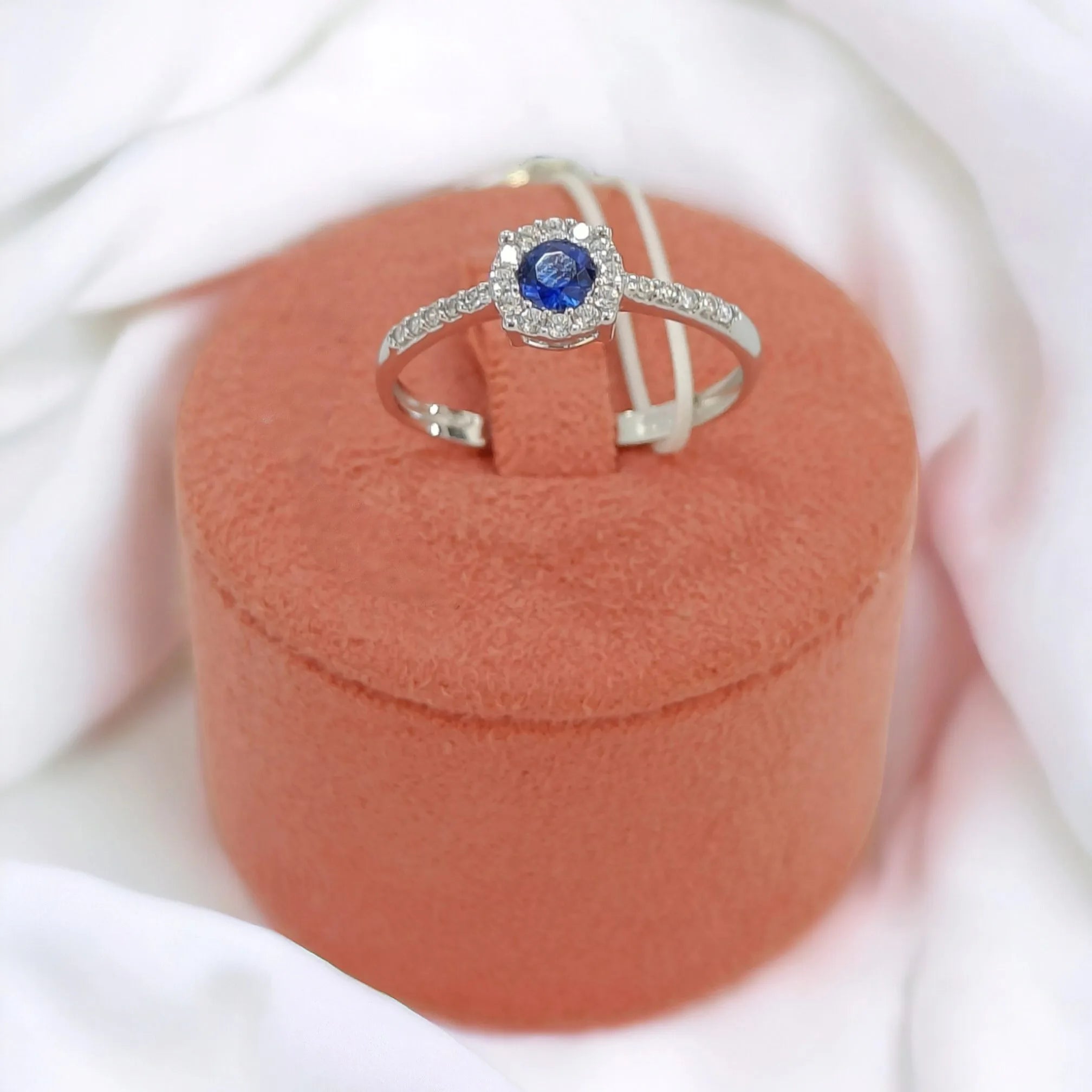 Anello donna in oro bianco 9 carati con pietra blu centrale e zirconi Igold