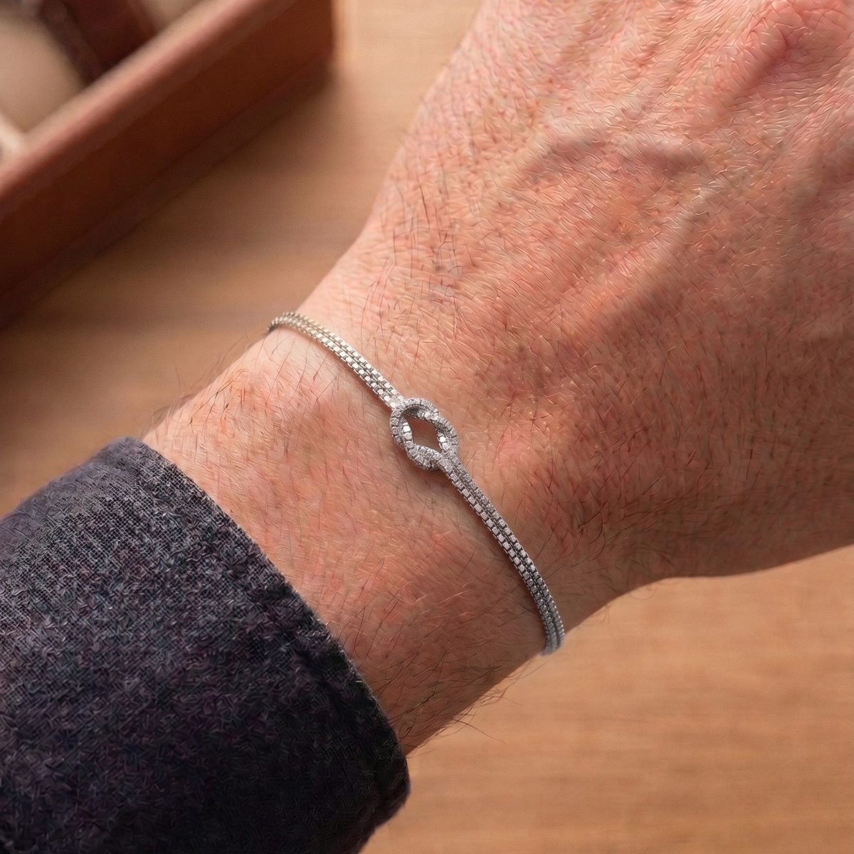 Bracelet Éternité soudé au poignet : réservez et achetez votre bon