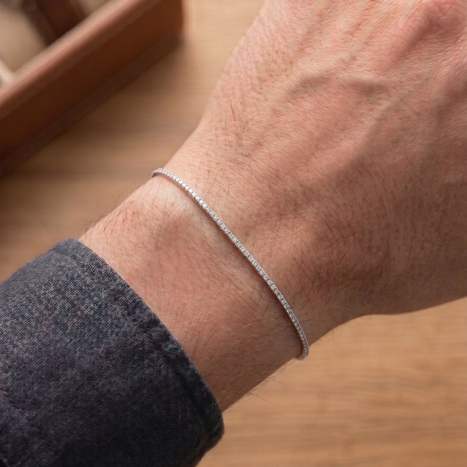 Bracelet Éternité soudé au poignet : réservez et achetez votre bon