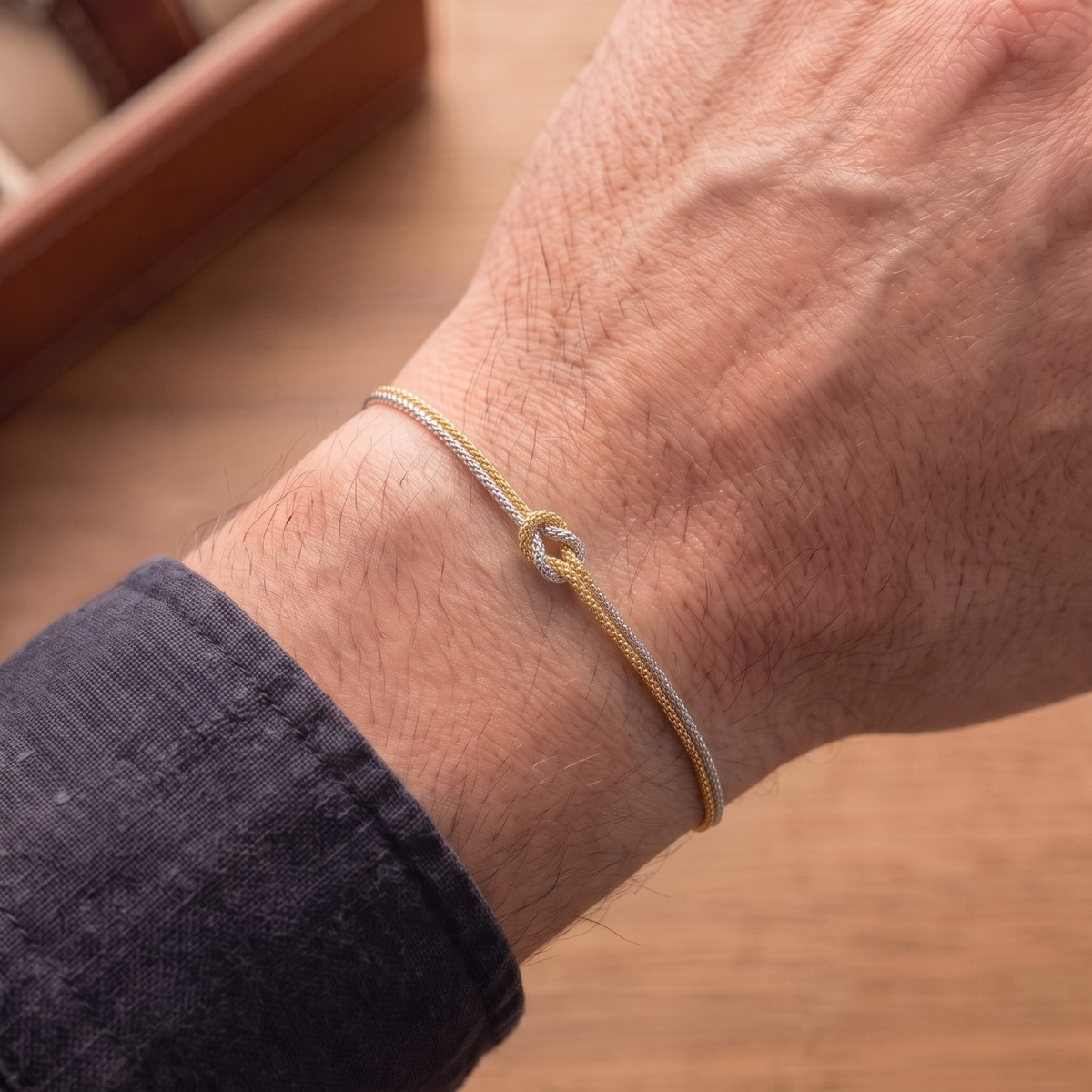 Bracelet Éternité soudé au poignet : réservez et achetez votre bon