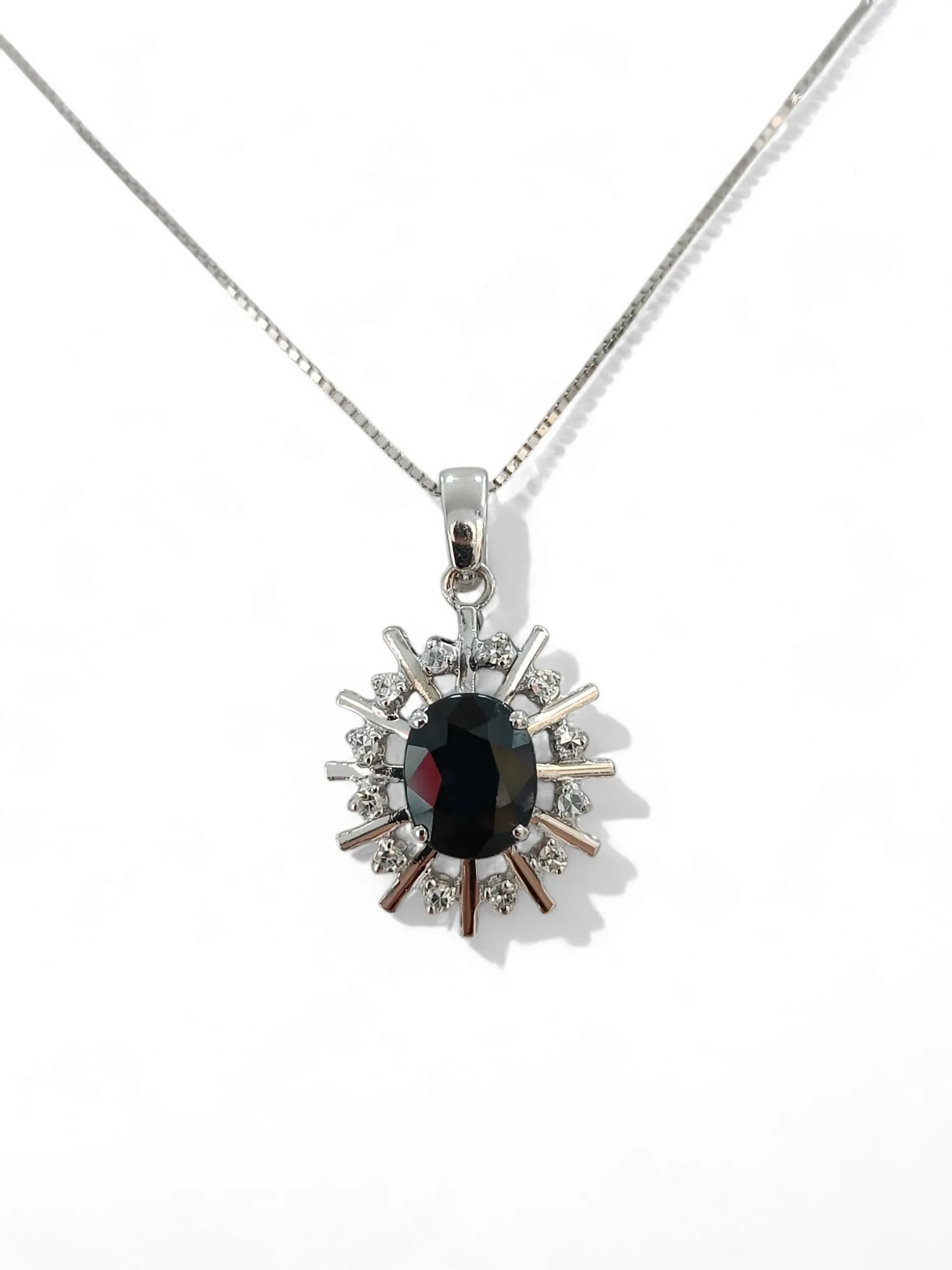 Collana donna in oro 18kt con zaffiro centrale e diamanti