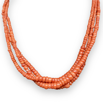 Collier à trois fils de perles de corail fines