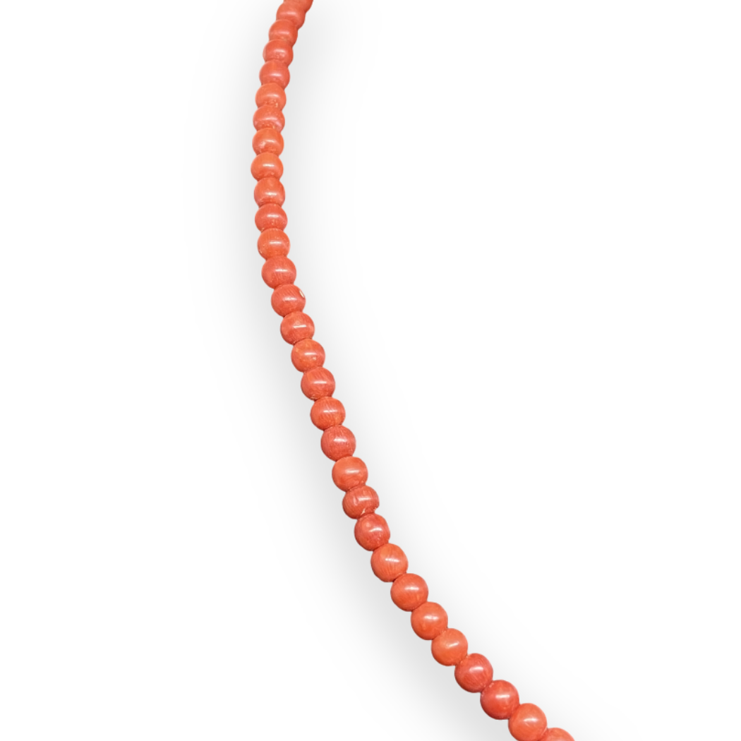 Halskette mit kleinen roten Korallensteinen und 750er 18KT Goldschließe (0,5 mm)