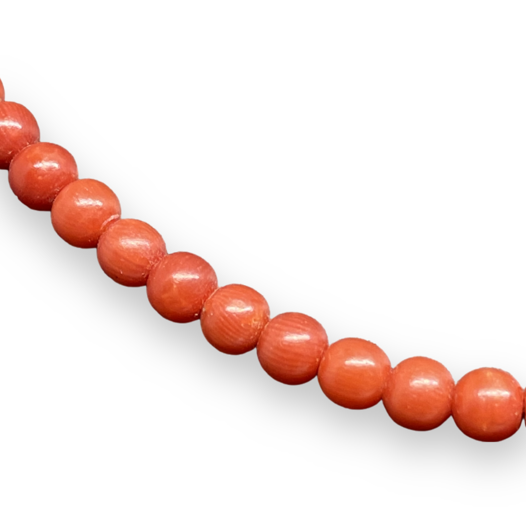 Collana con piccole pietre in corallo rosso con chiusura particolare in Oro 750 18KT (0,4mm)