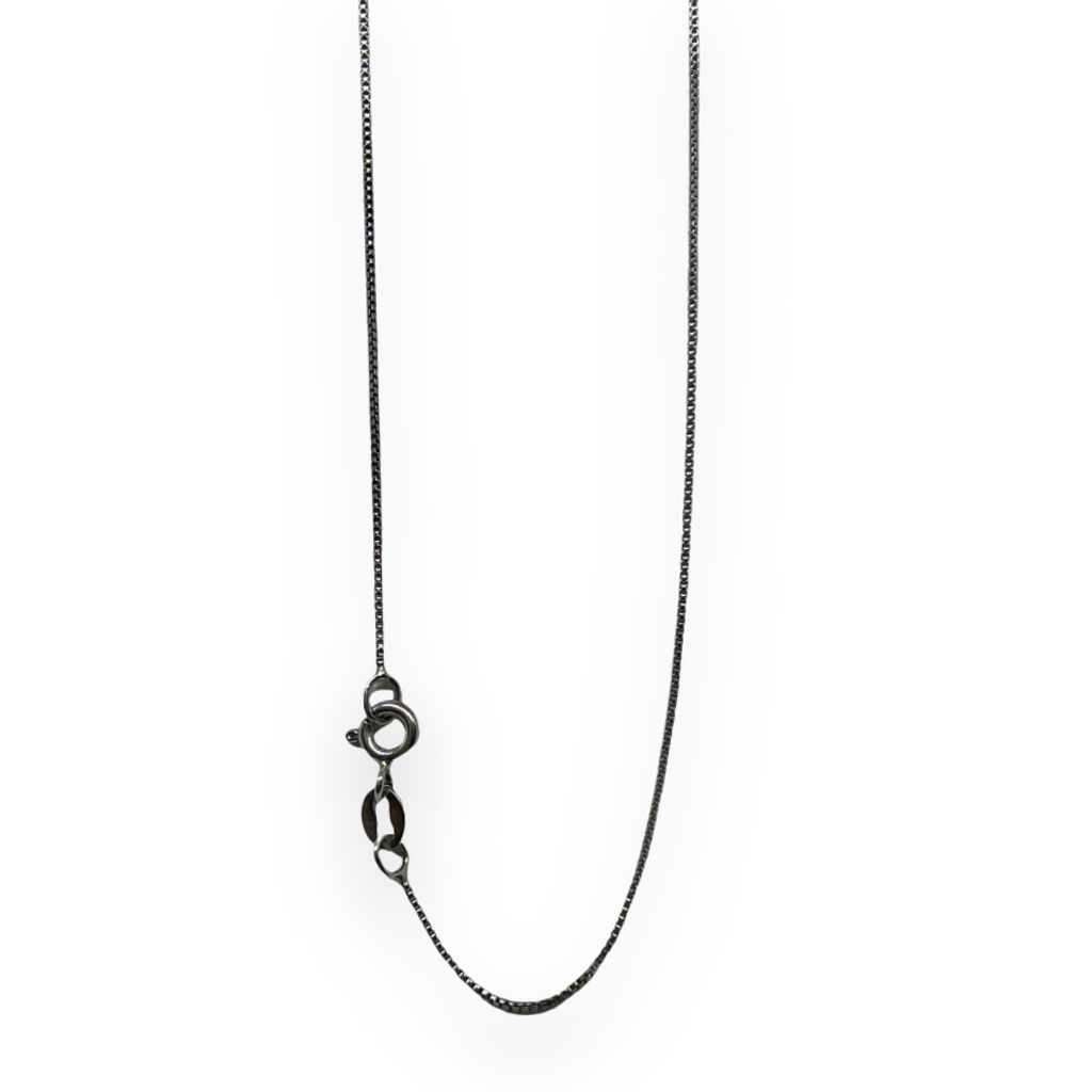 Collana in argento con ciondolo ovale in pietra corallo e zirconi bianchi