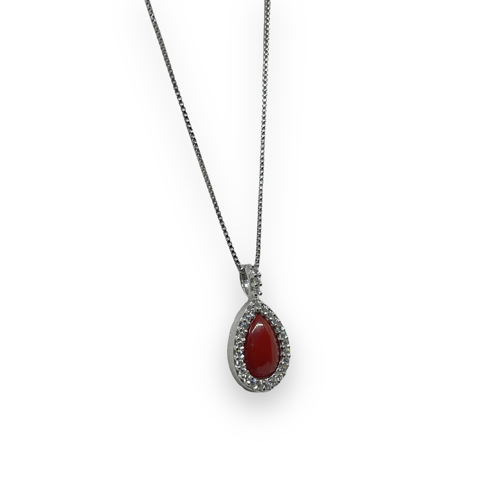 Collana in argento con ciondolo ovale in pietra corallo e zirconi bianchi
