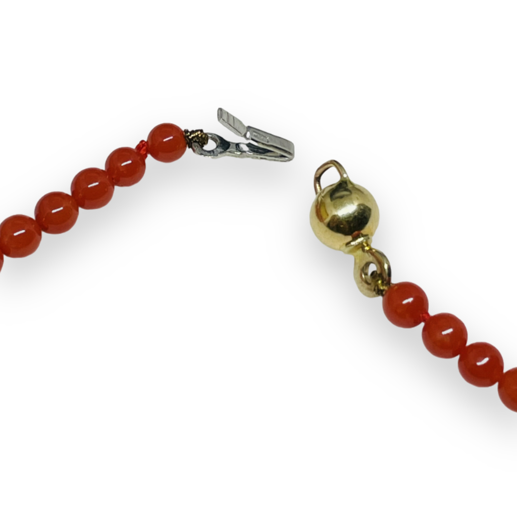Collana con piccole pietre in corallo rosso con chiusura particolare in Oro 750 18KT (0,4mm)