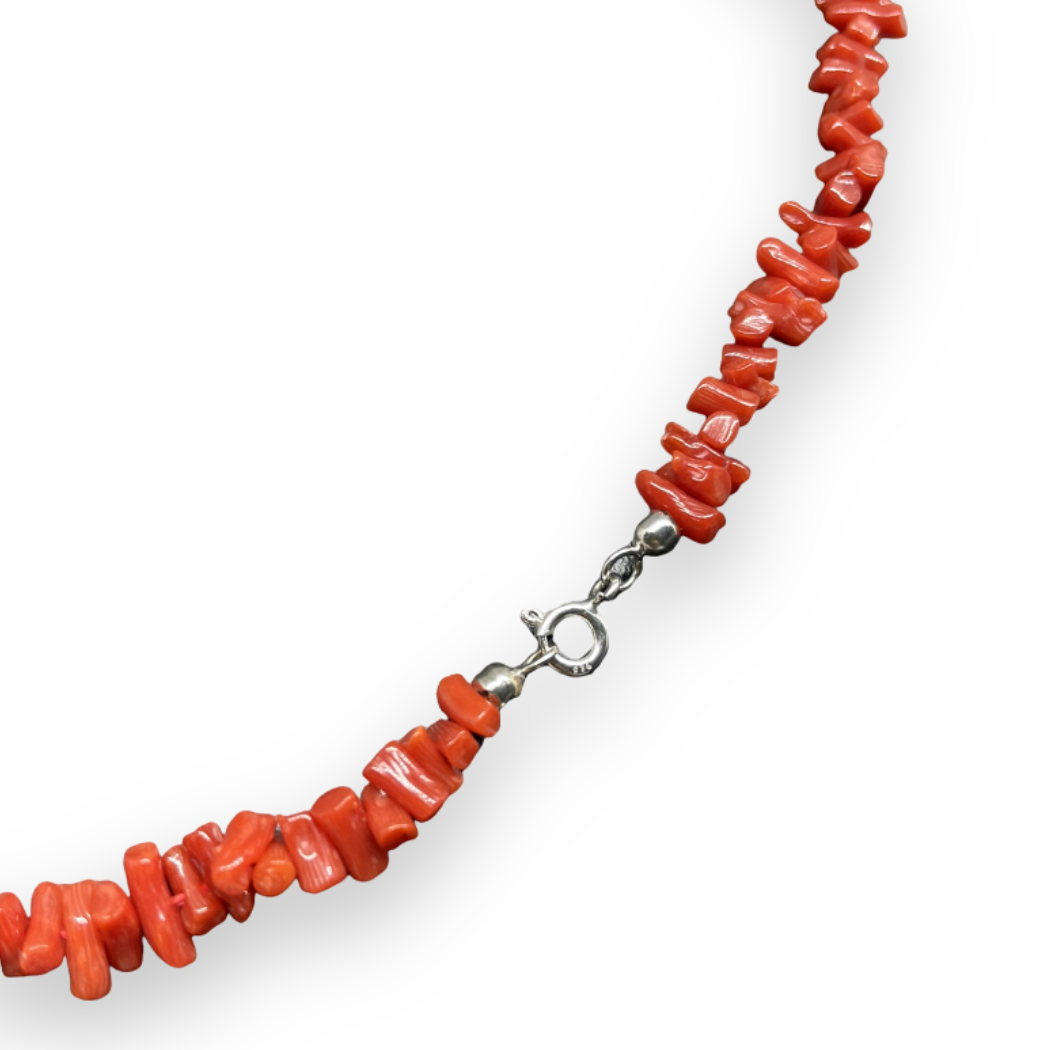 Collana con pietre in corallo rosso con chiusura in argento